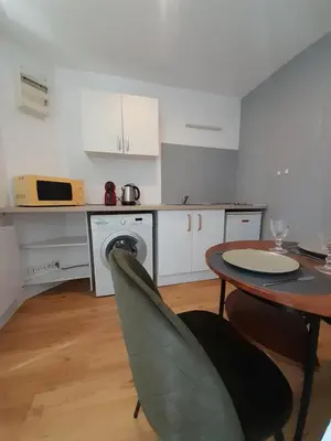 Cuisine ou kitchenette dans l'établissement Manifique T1 centre ville Saint-Leu 2 pers WIFI