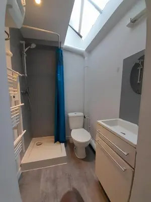 Salle de bains dans l'établissement Manifique T1 centre ville Saint-Leu 2 pers WIFI