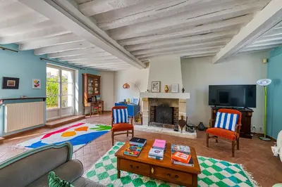 Télévision ou salle de divertissement dans l'établissement Maison Prado - avec piscine privée et grand jardin