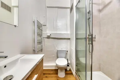 Salle de bains dans l'établissement Damien votre F3 2 chambres terrasse à Rouen