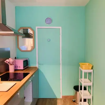 Cuisine ou kitchenette dans l'établissement Barbapappart - Un studio coloré dans le centre de Rouen