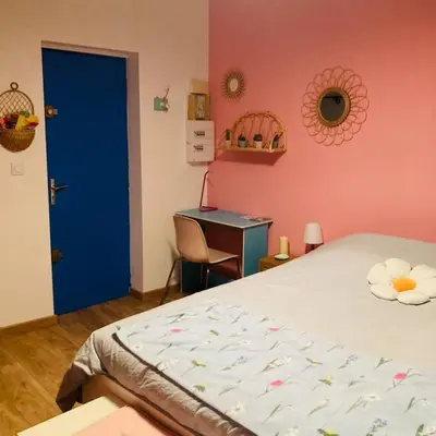 Un ou plusieurs lits dans un hébergement de l'établissement Barbapappart - Un studio coloré dans le centre de Rouen