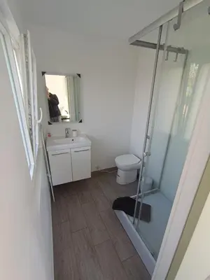 Salle de bains dans l'établissement Gîte au calme en Normandie, Forêt de Lyons