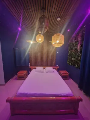 Un ou plusieurs lits dans un hébergement de l'établissement Suite Tropicale avec jacuzzi YaoSpa60