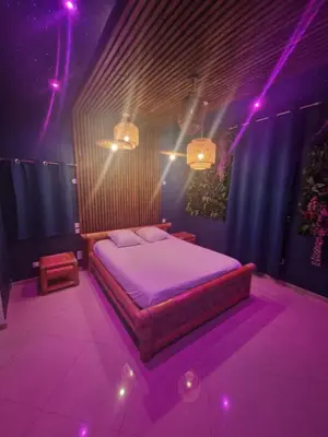 Un ou plusieurs lits dans un hébergement de l'établissement Suite Tropicale avec jacuzzi YaoSpa60