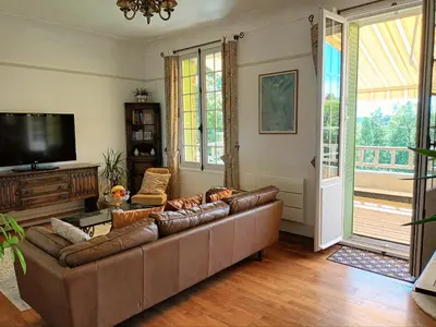 Télévision ou salle de divertissement dans l'établissement Le Manoir du Cerf
