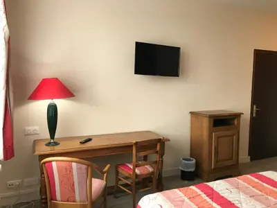 Télévision ou salle de divertissement dans l'établissement Logis Hôtel & Restaurant La Villa des Houx