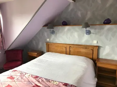Un ou plusieurs lits dans un hébergement de l'établissement Logis Hôtel & Restaurant La Villa des Houx