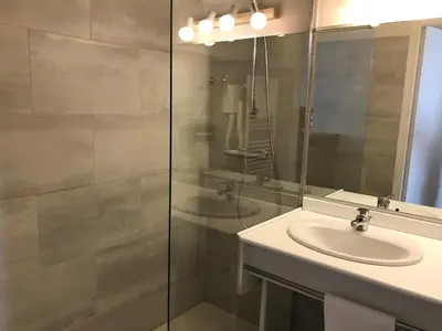 Salle de bains dans l'établissement Logis Hôtel & Restaurant La Villa des Houx