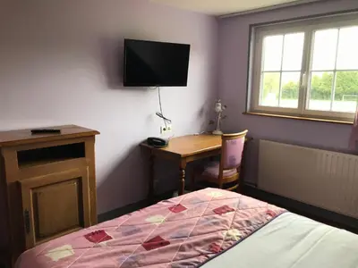 Un ou plusieurs lits dans un hébergement de l'établissement Logis Hôtel & Restaurant La Villa des Houx