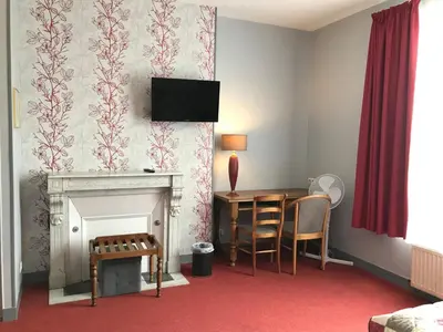 Télévision ou salle de divertissement dans l'établissement Logis Hôtel & Restaurant La Villa des Houx