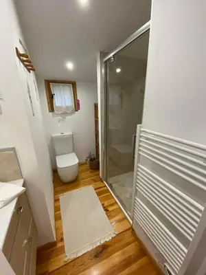 Salle de bains dans l'établissement Aux grès des moisonettes