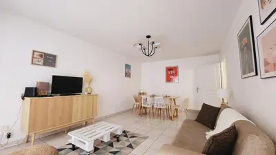 Télévision ou salle de divertissement dans l'établissement Le Gabrielle-Charmant Appartement-Parking