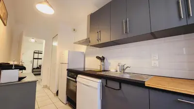 Cuisine ou kitchenette dans l'établissement Le Gabrielle-Charmant Appartement-Parking