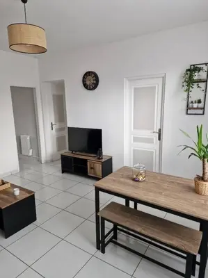 Télévision ou salle de divertissement dans l'établissement Appart 10 minutes de rouen