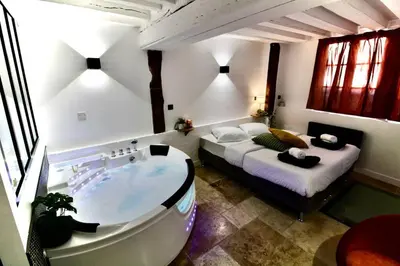 Un ou plusieurs lits dans un hébergement de l'établissement Le Spa Beauvoisine - Jacuzzi Sauna Rouen centre Free parking