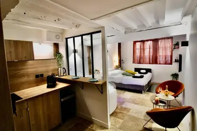 Coin salon dans l'établissement Le Spa Beauvoisine - Jacuzzi Sauna Rouen centre Free parking