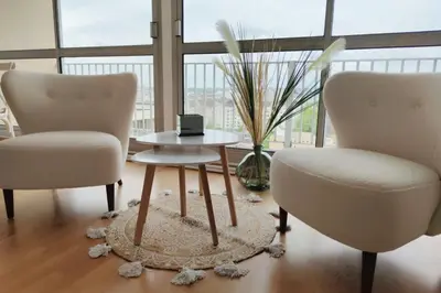 Coin salon dans l'établissement Le Ravissant merveilleux F3 avec vue à Rouen