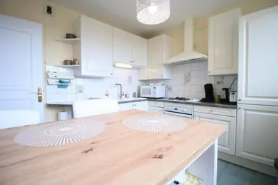 Cuisine ou kitchenette dans l'établissement Le Ravissant merveilleux F3 avec vue à Rouen