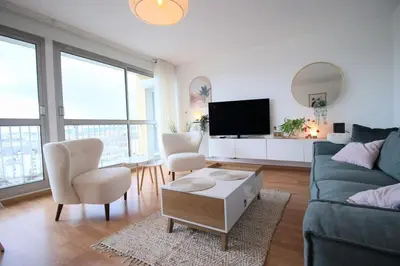 Télévision ou salle de divertissement dans l'établissement Le Ravissant merveilleux F3 avec vue à Rouen