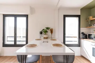 Cuisine ou kitchenette dans l'établissement ABONDANCE - Logement urbain, lumineux et design pour 4 pers