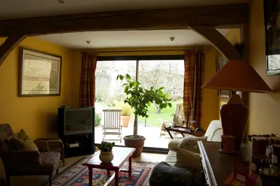 Coin salon dans l'établissement Au Fond du Jardin Maison d'hôtes