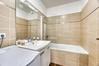 Salle de bains dans l'établissement Carlos logement au pied du Gros Horloge !