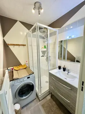 Salle de bains dans l'établissement SPACIEUX DUPLEX PRES DES QUAIS DE SEINE LINGE MAISON FOURNI PARKING GRATUIT 4 CHAMBRES bienvenue à vous