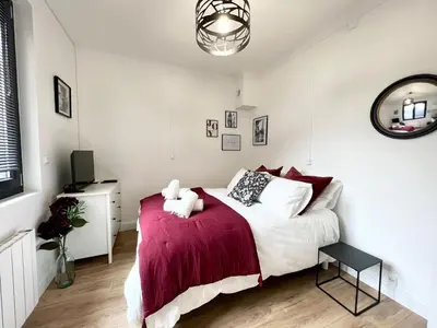 Un ou plusieurs lits dans un hébergement de l'établissement Le JOY, studio au coeur de la ville