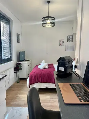 Un ou plusieurs lits dans un hébergement de l'établissement Le JOY, studio au coeur de la ville