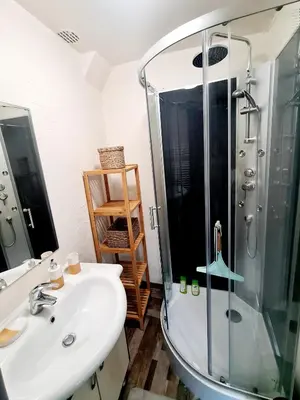 Salle de bains dans l'établissement Appartement, terrasse & barbecue