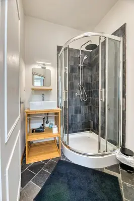 Salle de bains dans l'établissement Thomas F2 moderne au coeur de la Bouille
