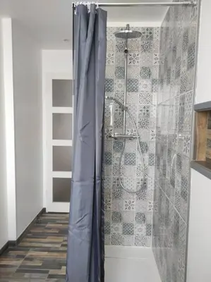 Salle de bains dans l'établissement Maison Ville avec Patio entre Mer & Campagne
