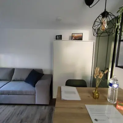 Coin salon dans l'établissement Studio a 10 min de Rouen - Le Guillaume