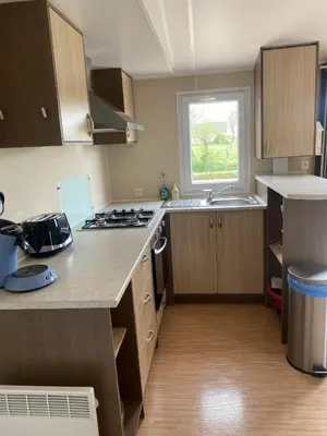 Cuisine ou kitchenette dans l'établissement Le bonheur est dans le pré.