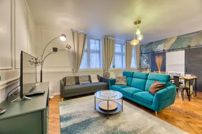 Coin salon dans l'établissement Vieux Marché Sublime appartement avec ascenseur