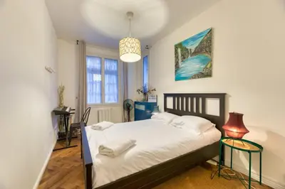 Un ou plusieurs lits dans un hébergement de l'établissement Vieux Marché Sublime appartement avec ascenseur