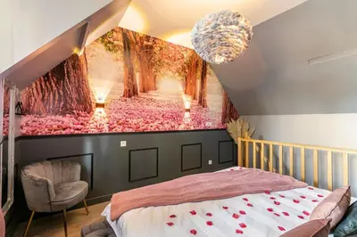 Un ou plusieurs lits dans un hébergement de l'établissement Sauna, jacuzzi, terrasse et parking