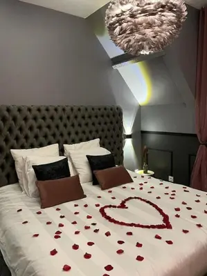Un ou plusieurs lits dans un hébergement de l'établissement Sauna, jacuzzi, terrasse et parking