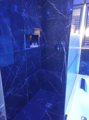 Salle de bains dans l'établissement Sauna, jacuzzi, terrasse et parking