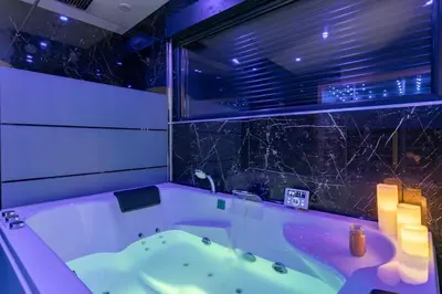Salle de bains dans l'établissement Sauna, jacuzzi, terrasse et parking