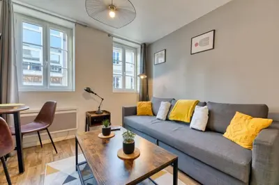 Coin salon dans l'établissement Le Rémi studio rénové au coeur de Rouen