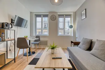 Télévision ou salle de divertissement dans l'établissement Le Thibaut studio rénové au coeur de Rouen