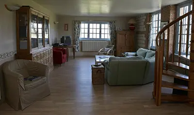 Coin salon dans l'établissement Gîte du Presbytère de L'Abbé L'Hermina