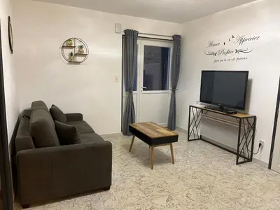 Télévision ou salle de divertissement dans l'établissement Villa Paradisiaque 3 Étoiles Détente chez Suzanne