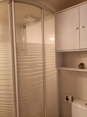 Salle de bains dans l'établissement Agréable et paisible studio