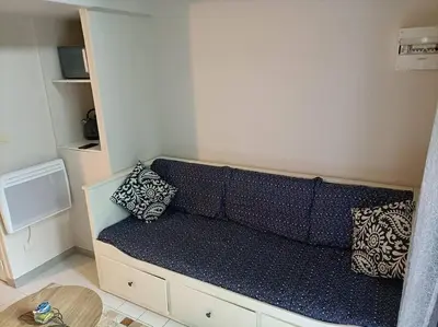 Coin salon dans l'établissement Agréable et paisible studio