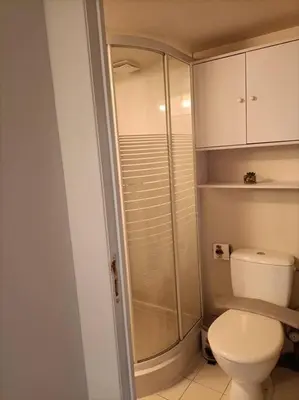 Salle de bains dans l'établissement Agréable et paisible studio