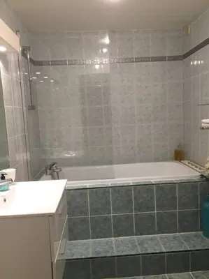 Salle de bains dans l'établissement Appartement, centre historique - Vieux Marché « le Jeanne D’À »