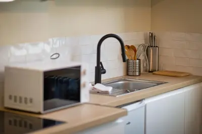 Cuisine ou kitchenette dans l'établissement L'Oiseau Blanc un petit nid proche de la gare !